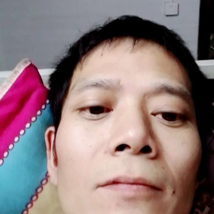 精明請项链的照片
