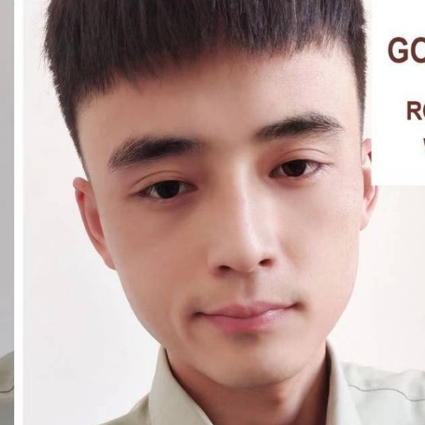 大白凝眸超帅的照片