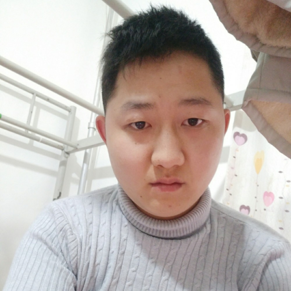 忧郁的蓝天的照片