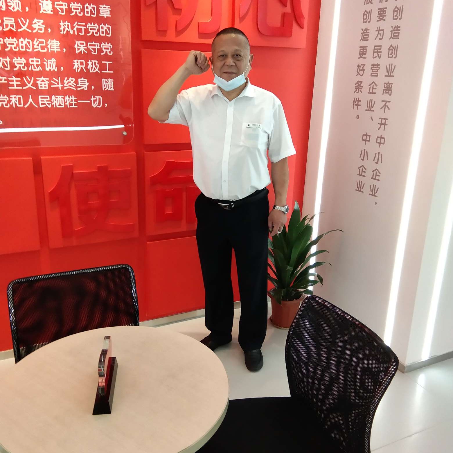 机灵笑帅哥的照片