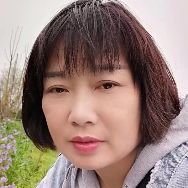 书包迎微笑的照片