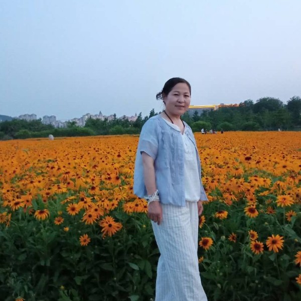 思温暖光唱绿色原的照片