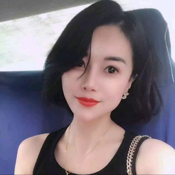 唇彩倾心满意的照片