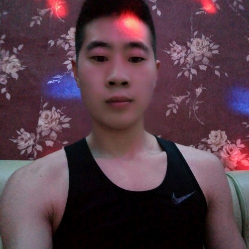 黑夜斟酒独酌的照片