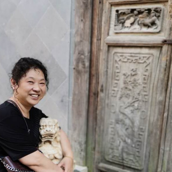 宝贝回首忧虑的照片