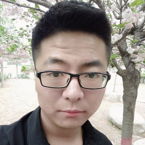 小伙踢神勇的照片