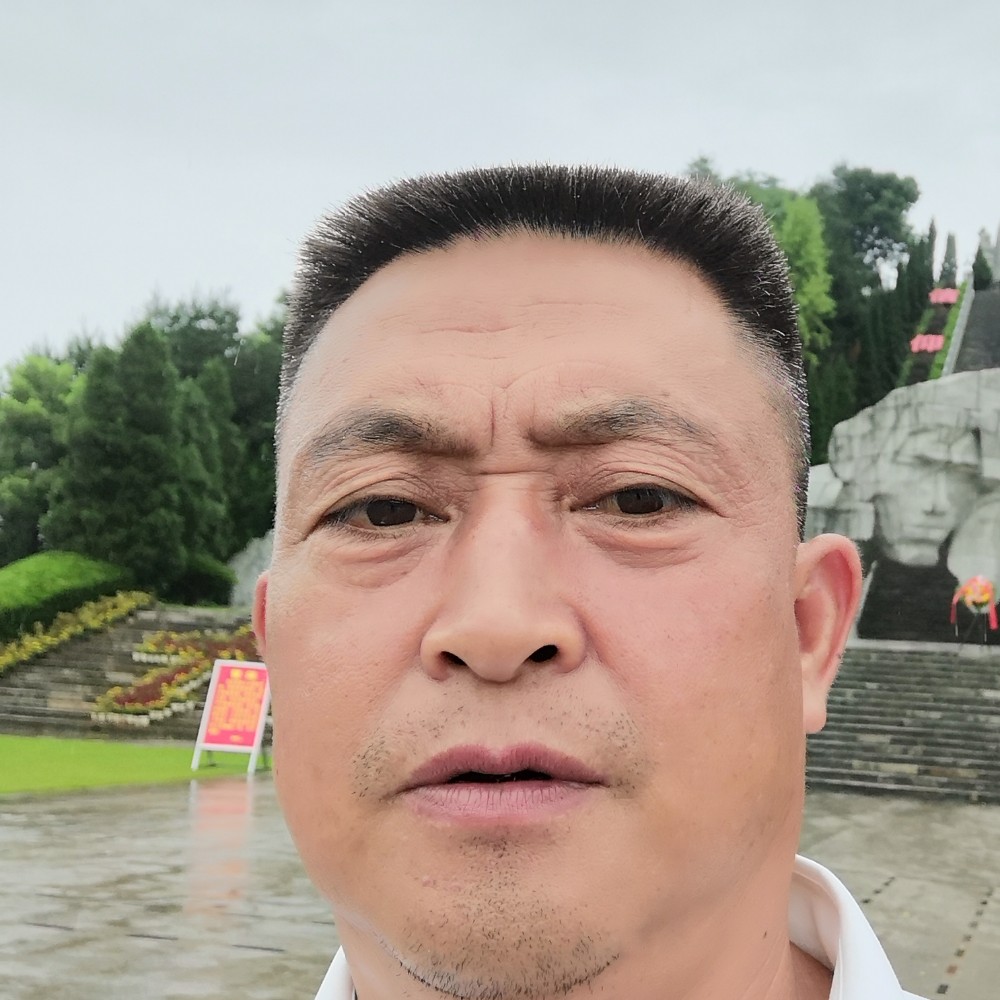 巨人专注的照片