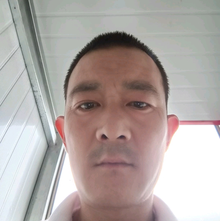 巨人拿积极的照片