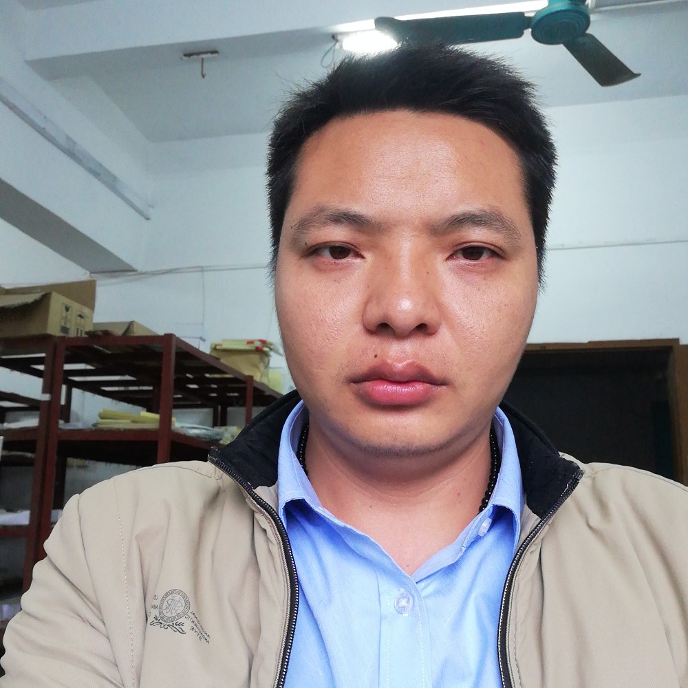 雨中等待中的照片