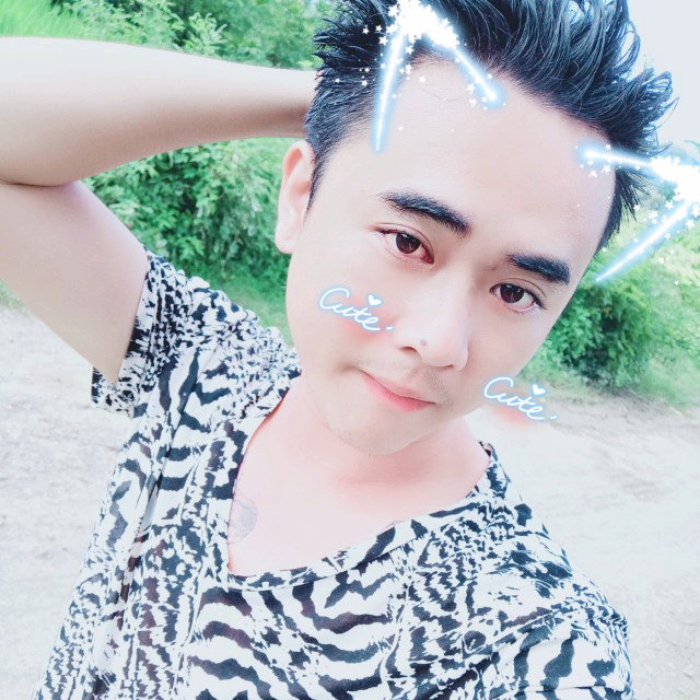 谈笑风生不动情的照片