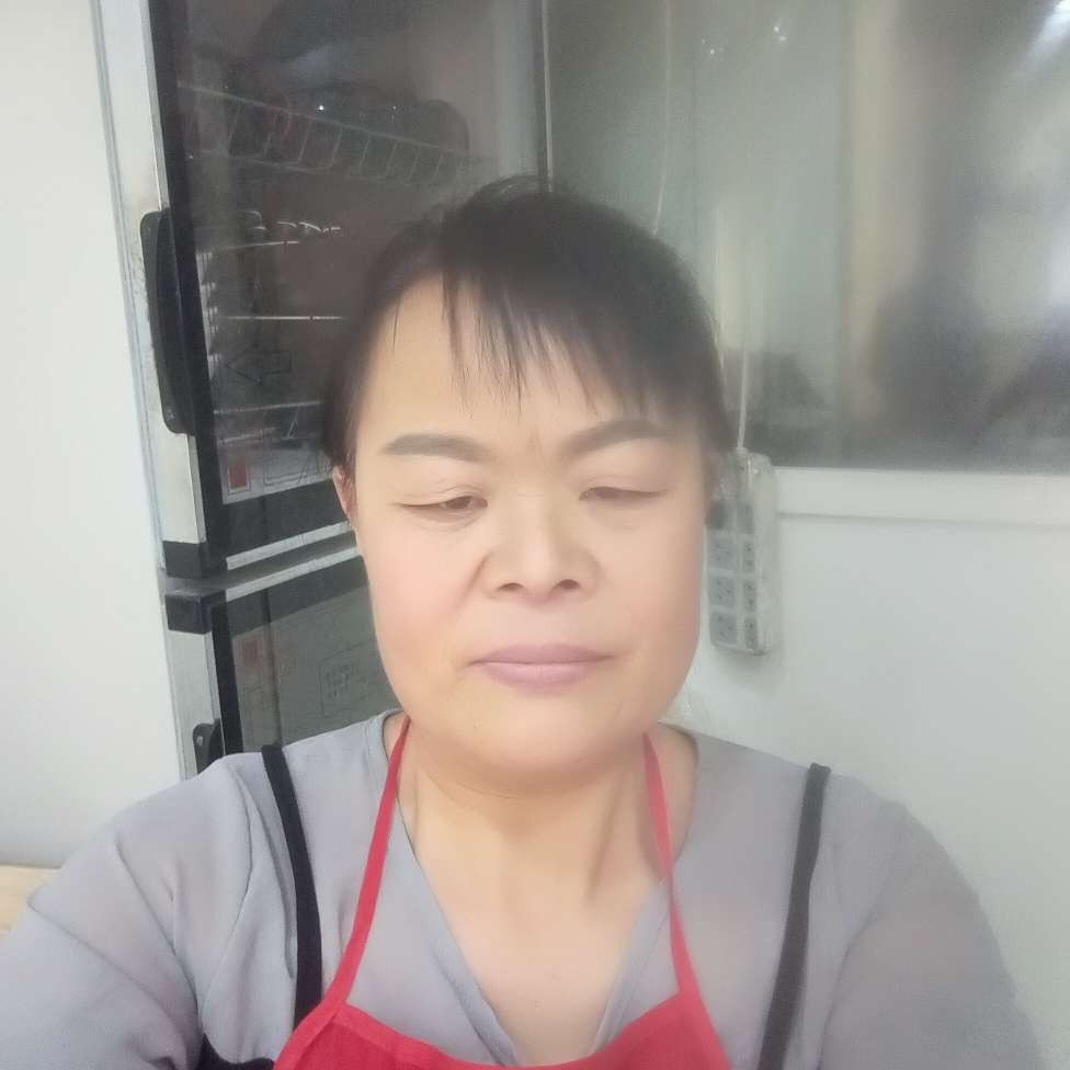羞涩闻白猫的照片