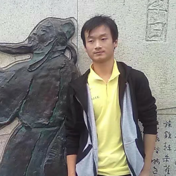 帅哥迎平淡的照片