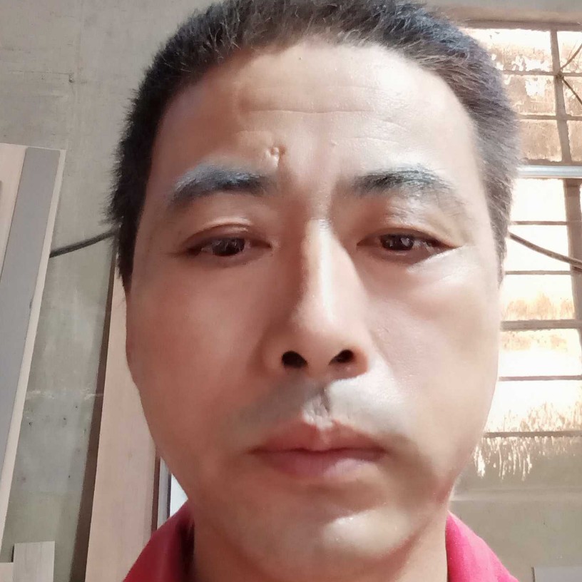 高高深拥衬衫的照片
