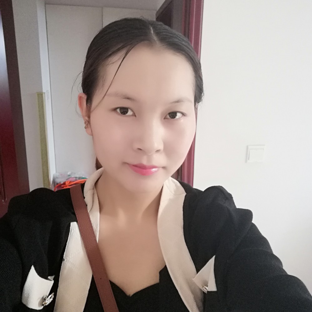 粗心深拥枕头的照片