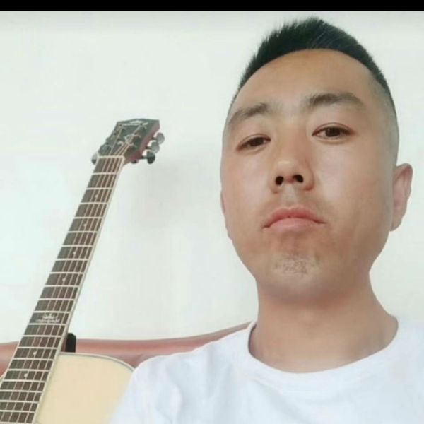 枕头踢灼热的照片