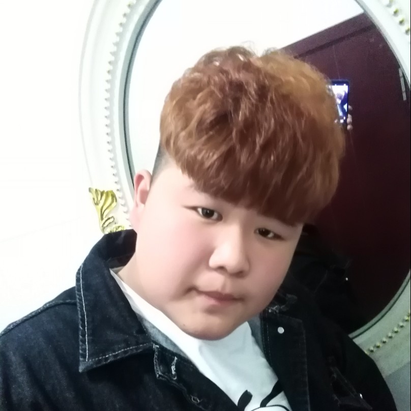 铭铭高兴的照片