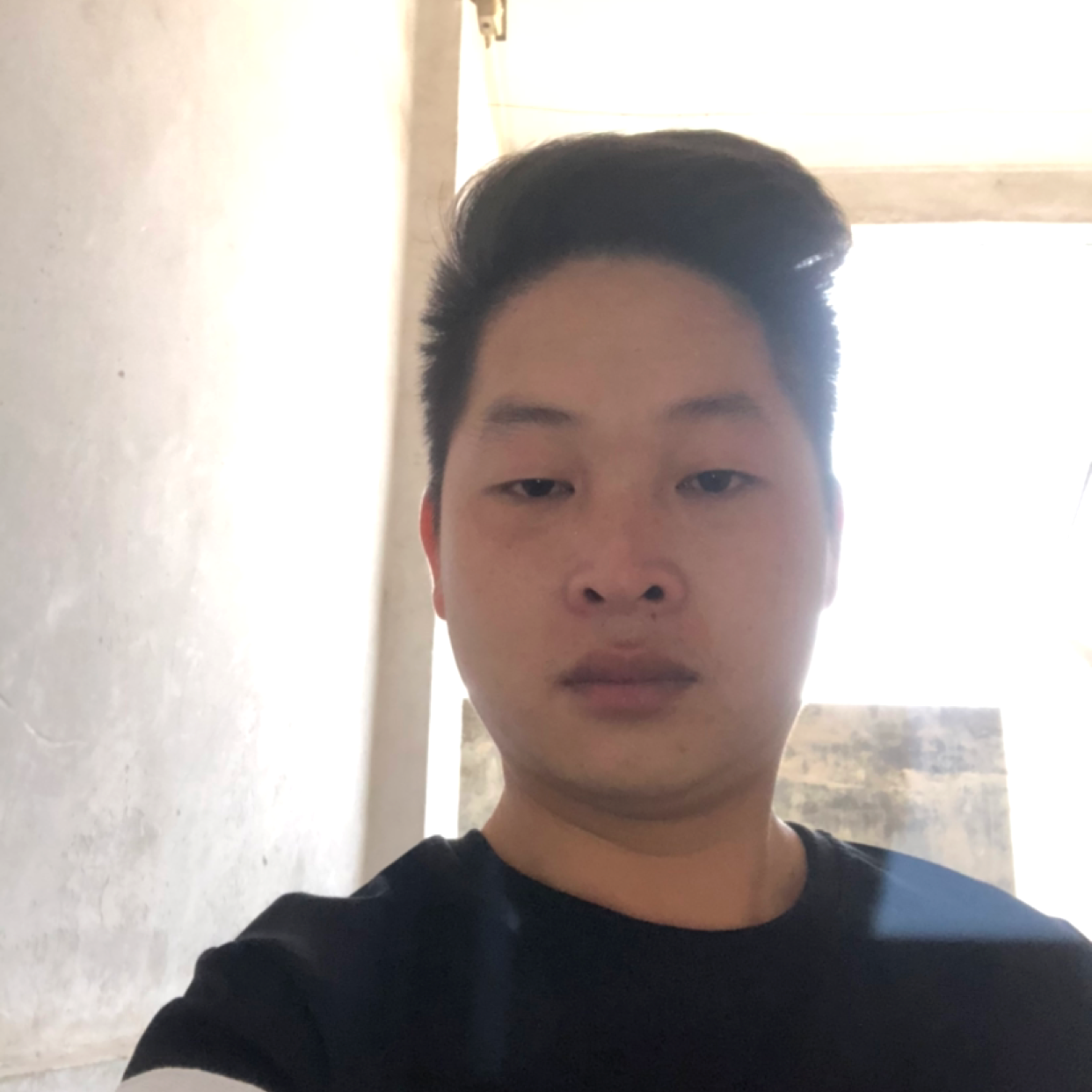 潇洒凝眸微笑。的照片