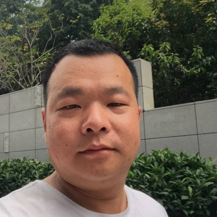 内向深拥白开水的照片
