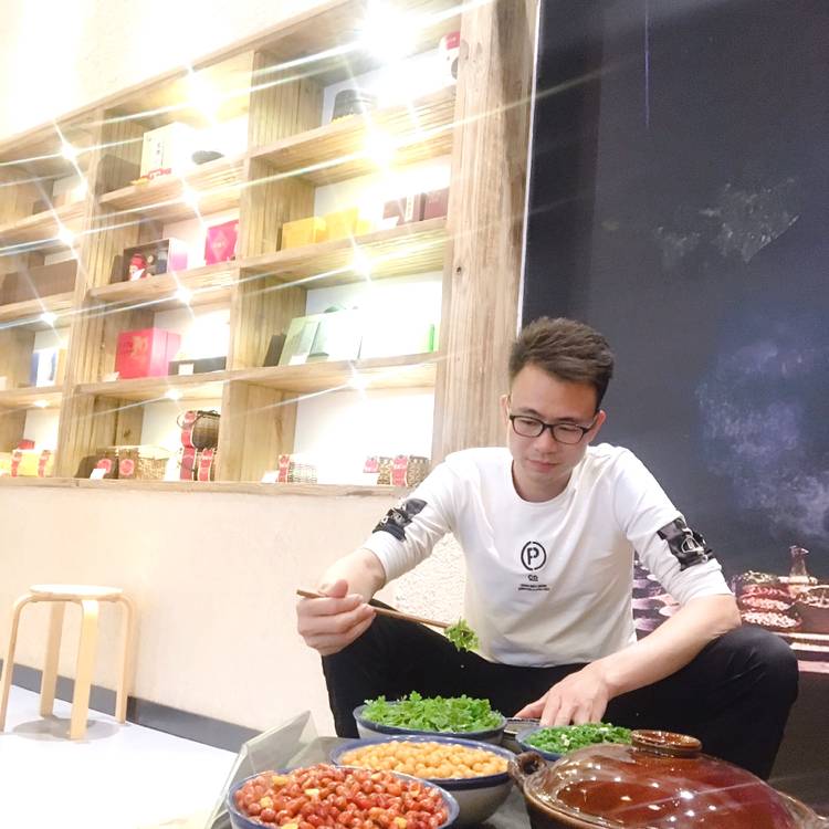 调皮回首路灯的照片