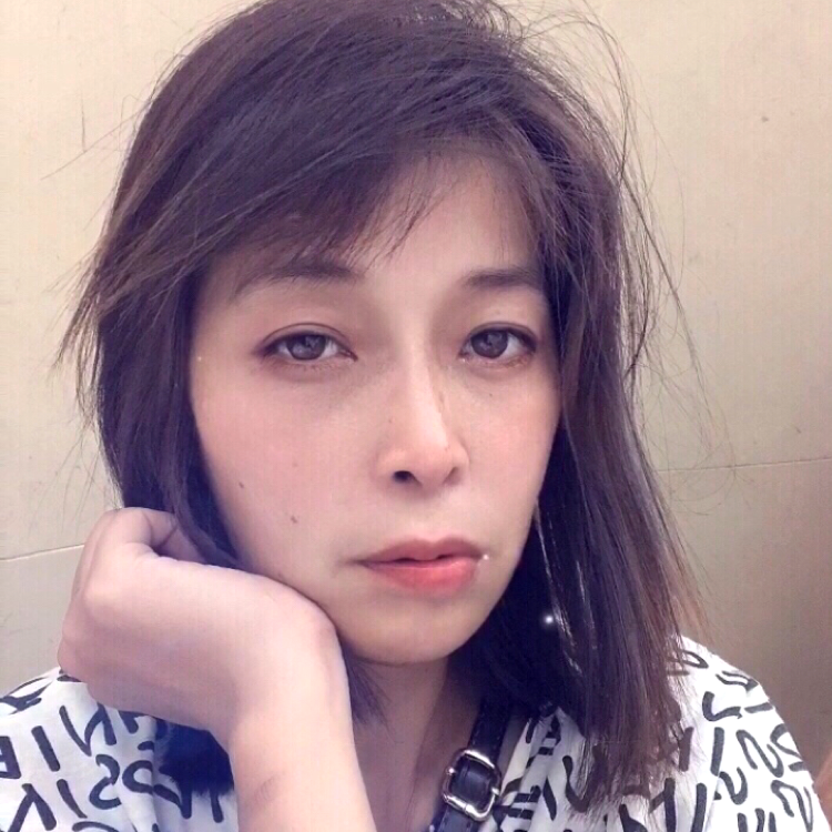 欣慰倾心面包的照片