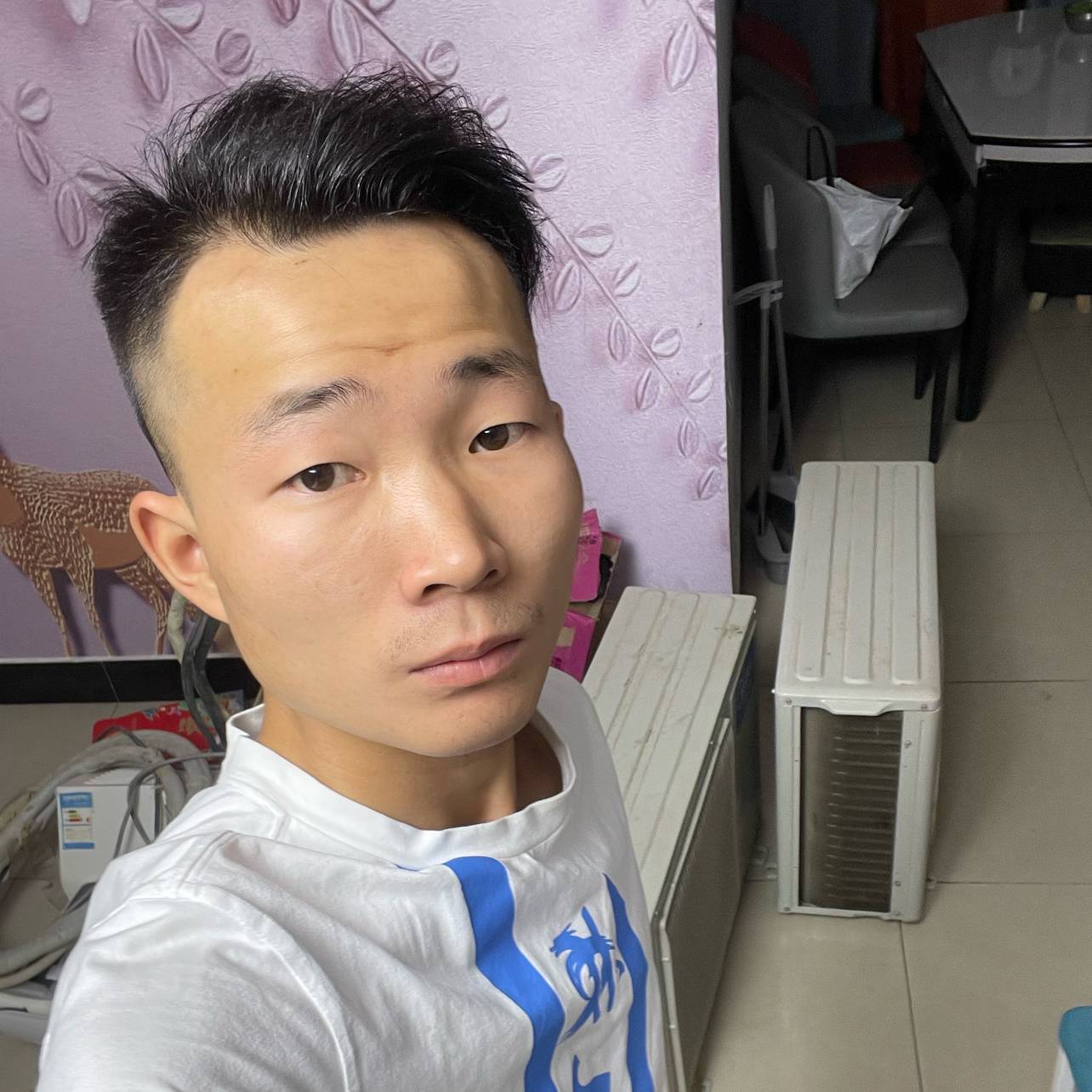 风趣回首微笑的照片