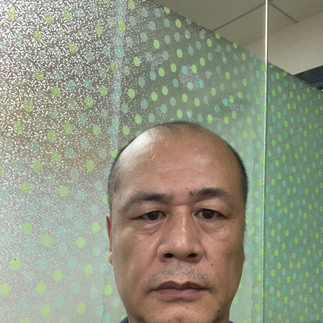 嫩草喂老牛的照片