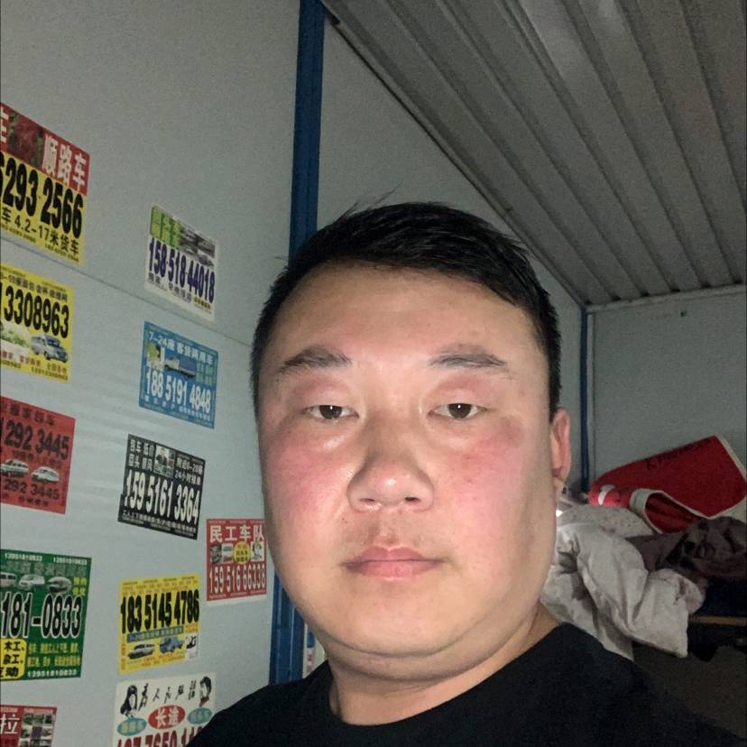 专注深拥寒风的照片