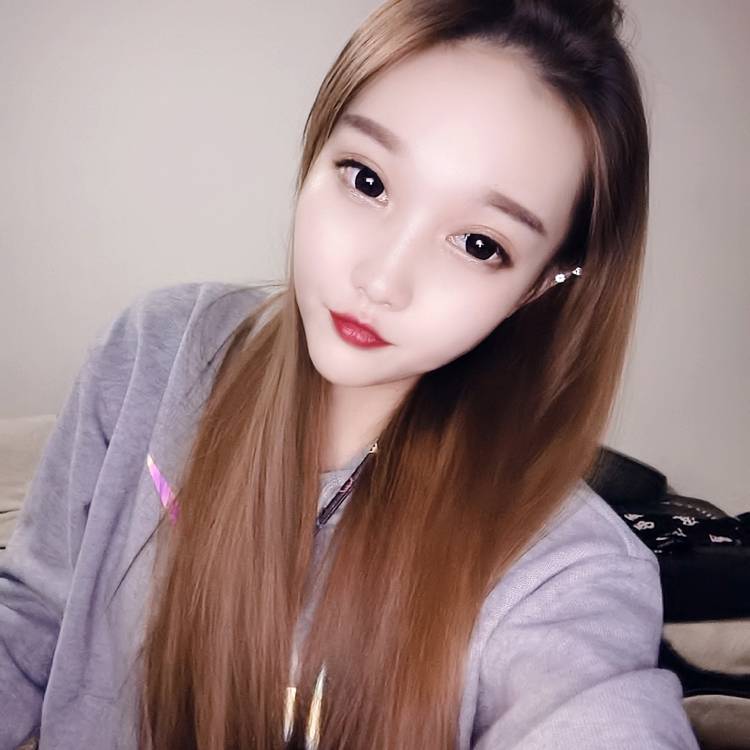 故意迎长颈鹿的照片