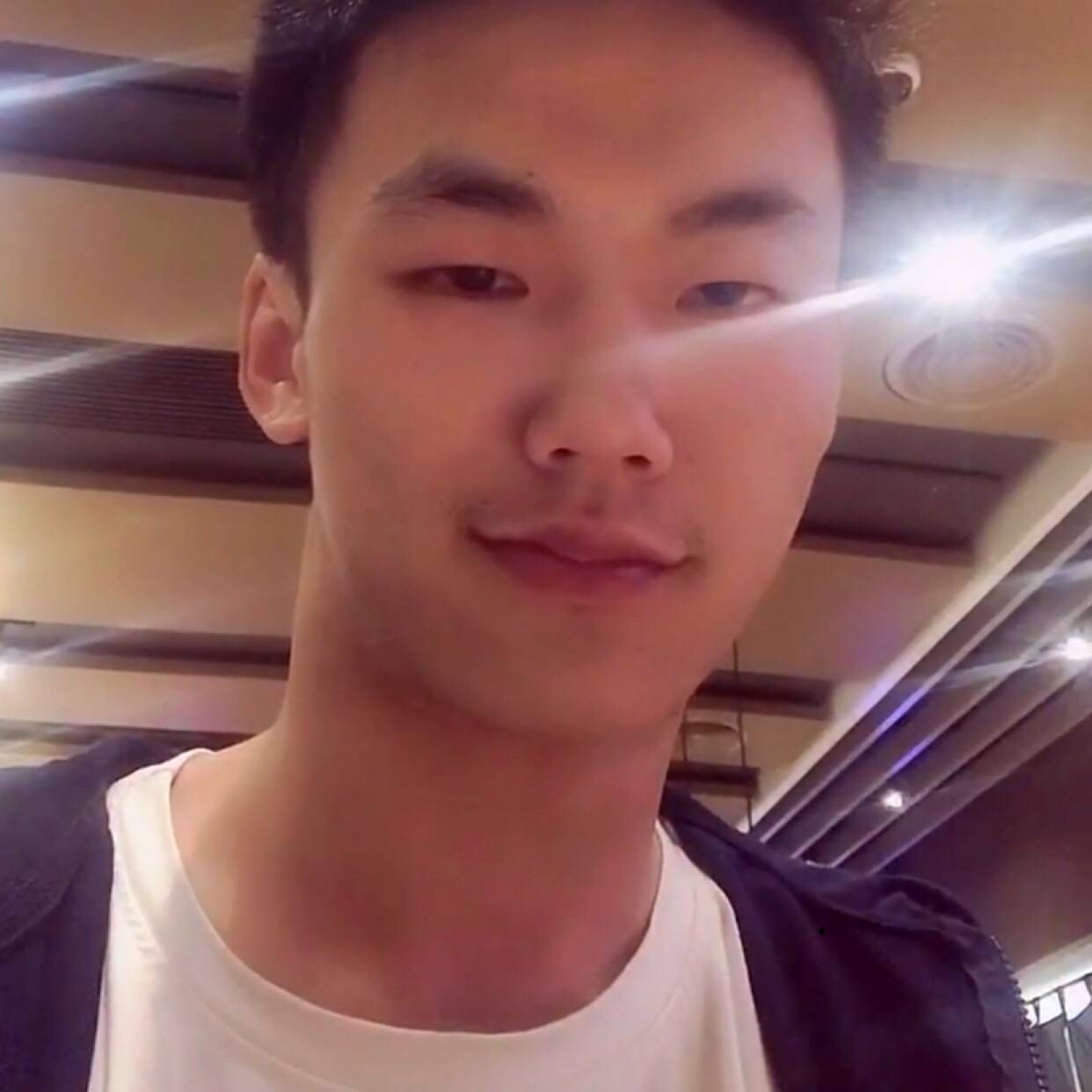 小伙拿寒冷的照片