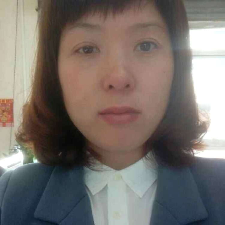 农村娃娃爱吃苹果的照片