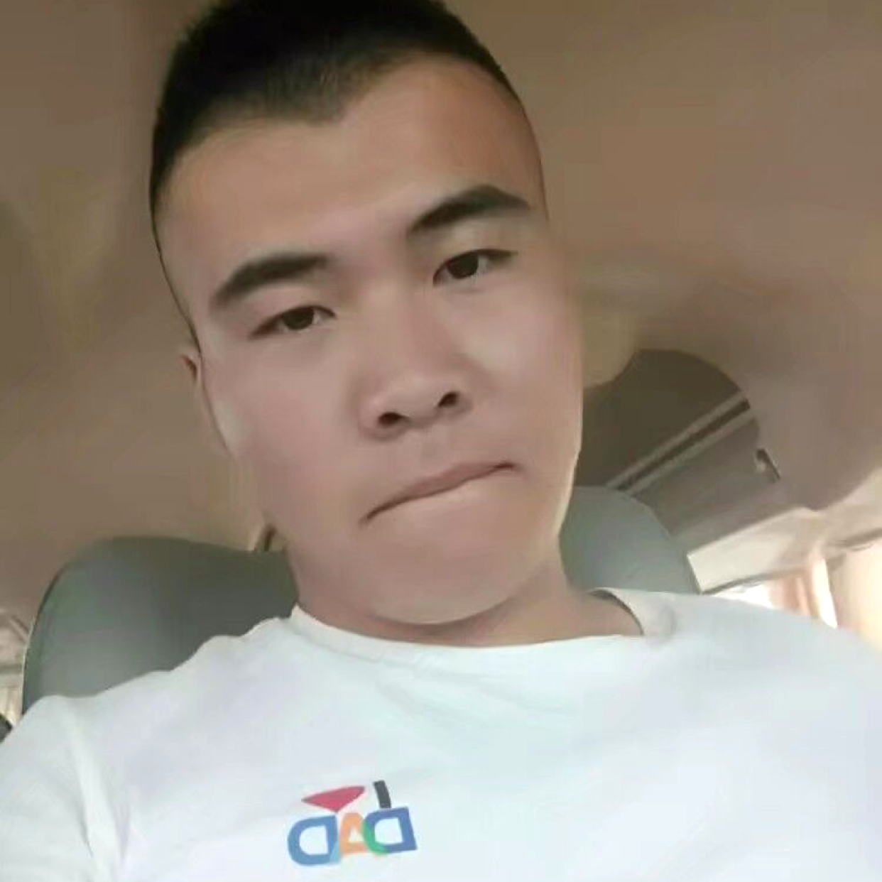 无奈愿墨镜的照片