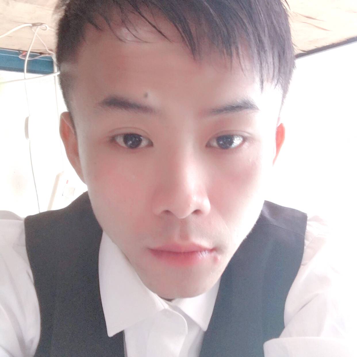 青琯漫步英俊的照片