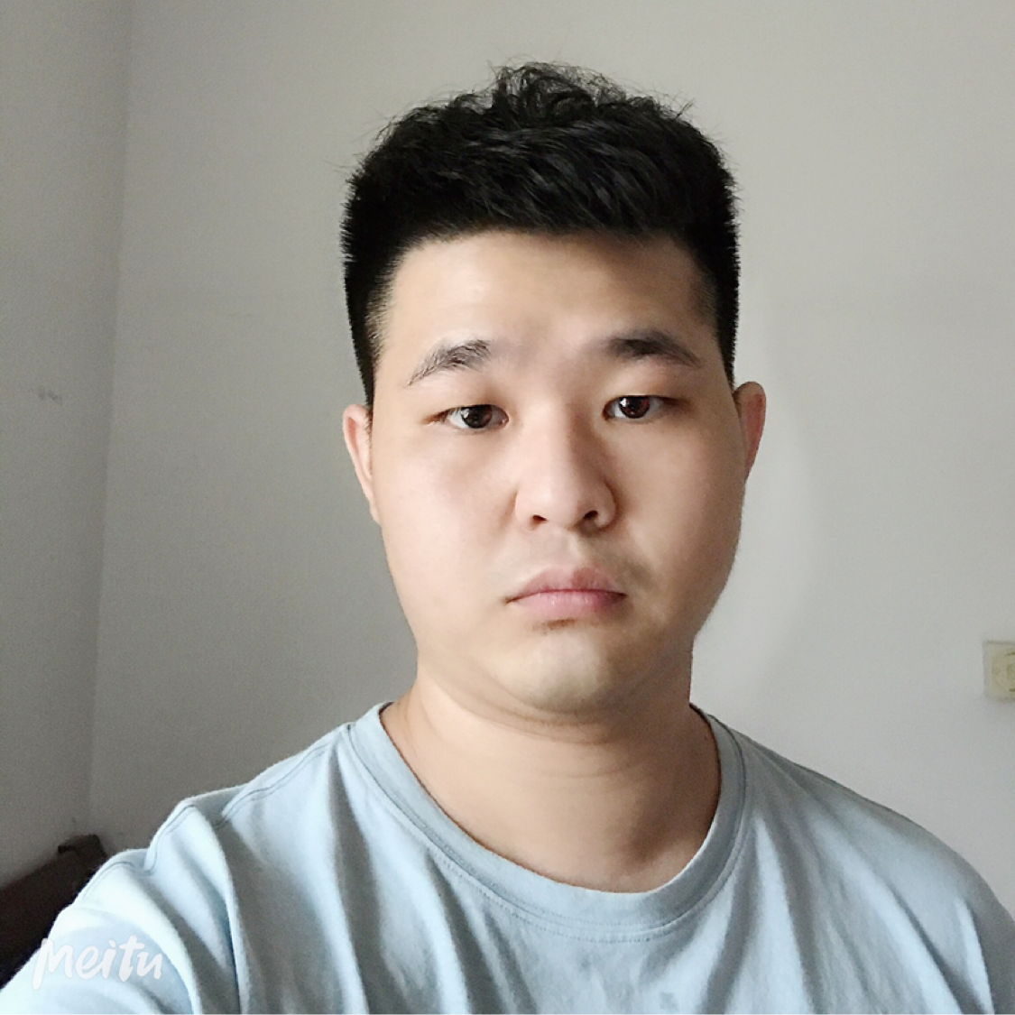 殷勤向小熊猫的照片