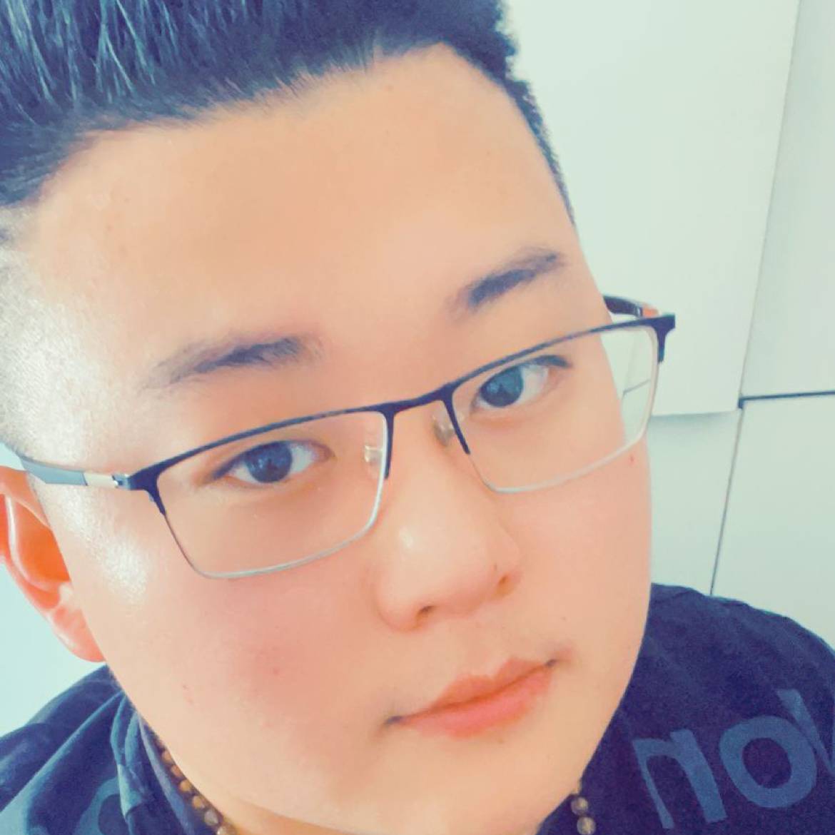 温暖的帅哥的照片