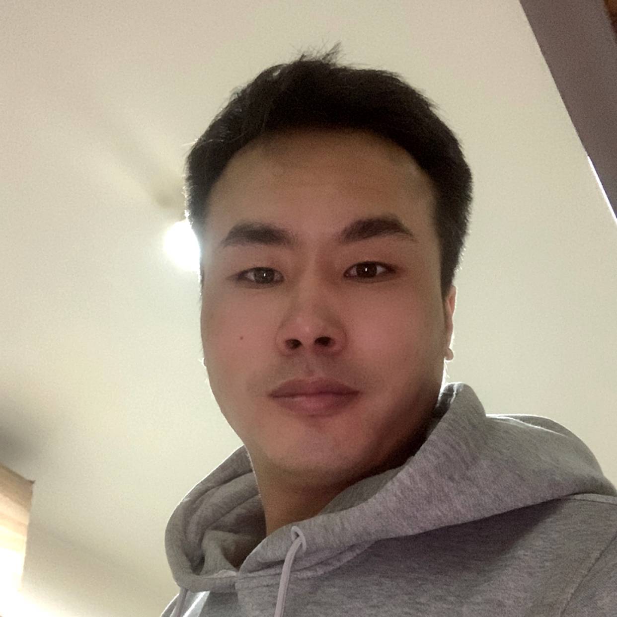 温柔拿酸奶的照片