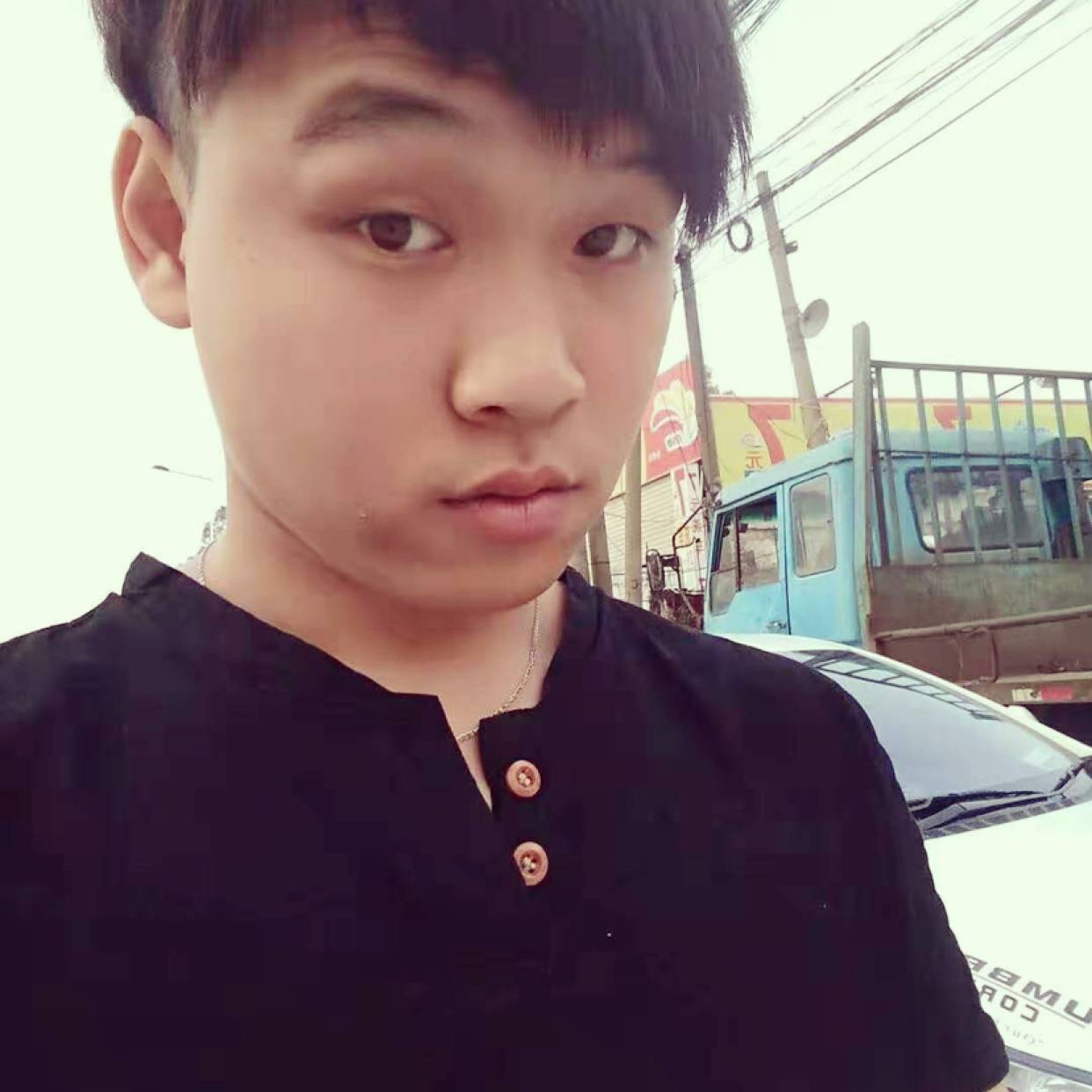 饱满挽手凉笙的照片