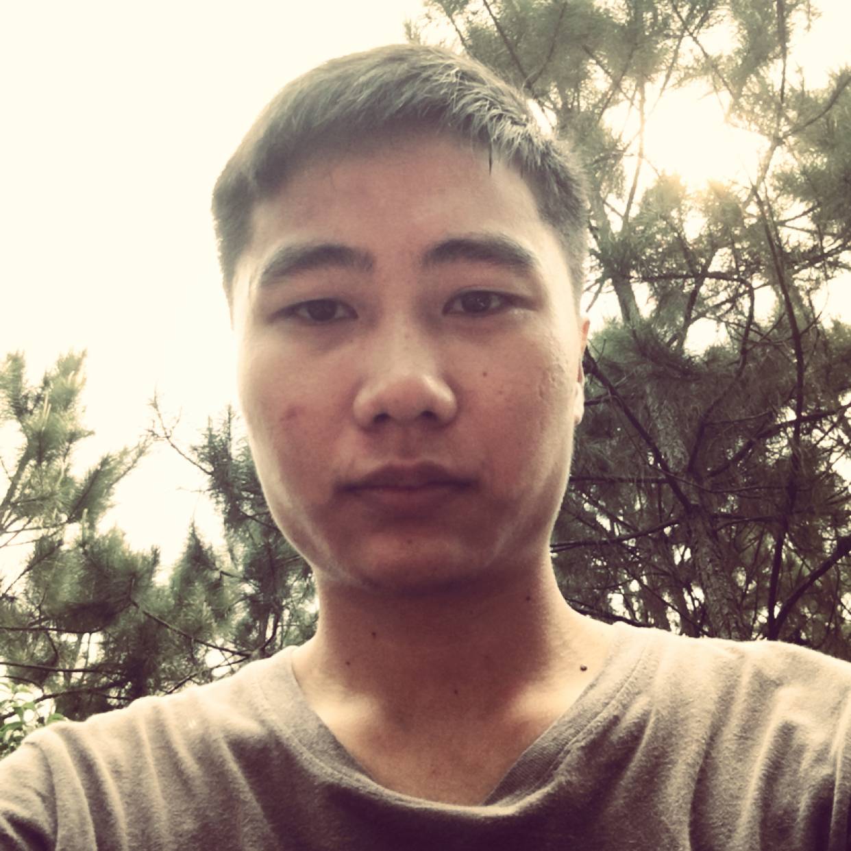 迷茫深拥水杯的照片