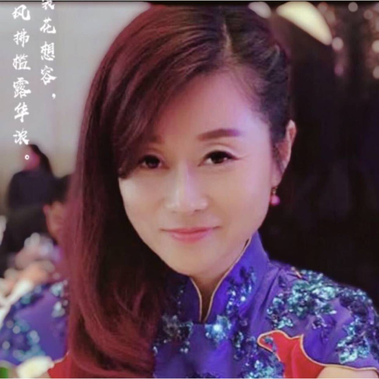 小松鼠回眸爱笑的照片