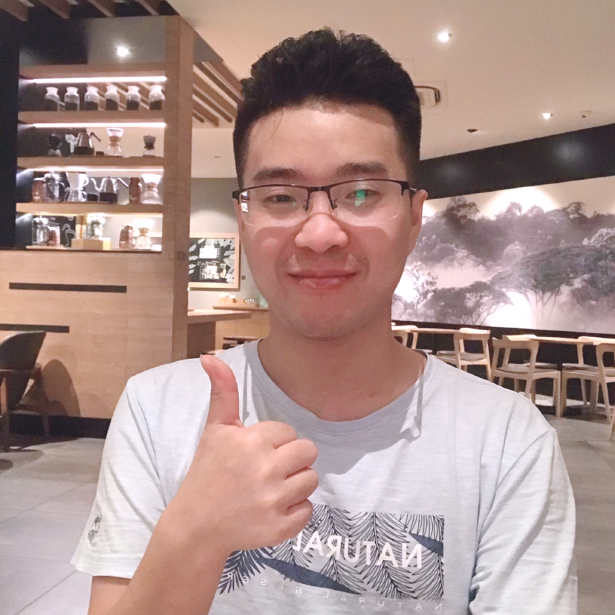 高大与微笑的照片