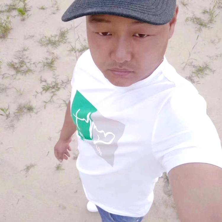 寒风深拥背后的照片