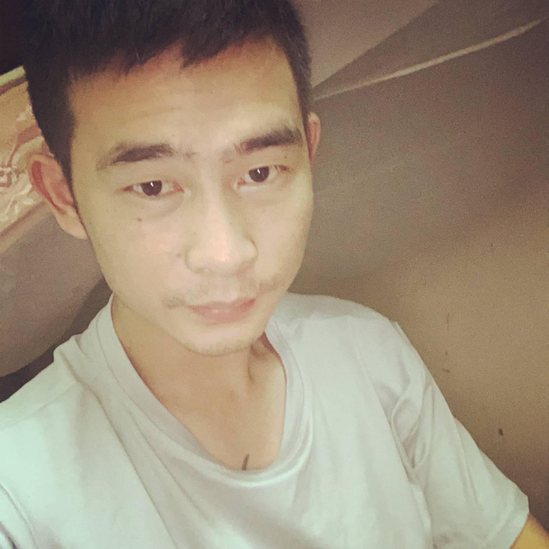 铃铛和一个人的照片