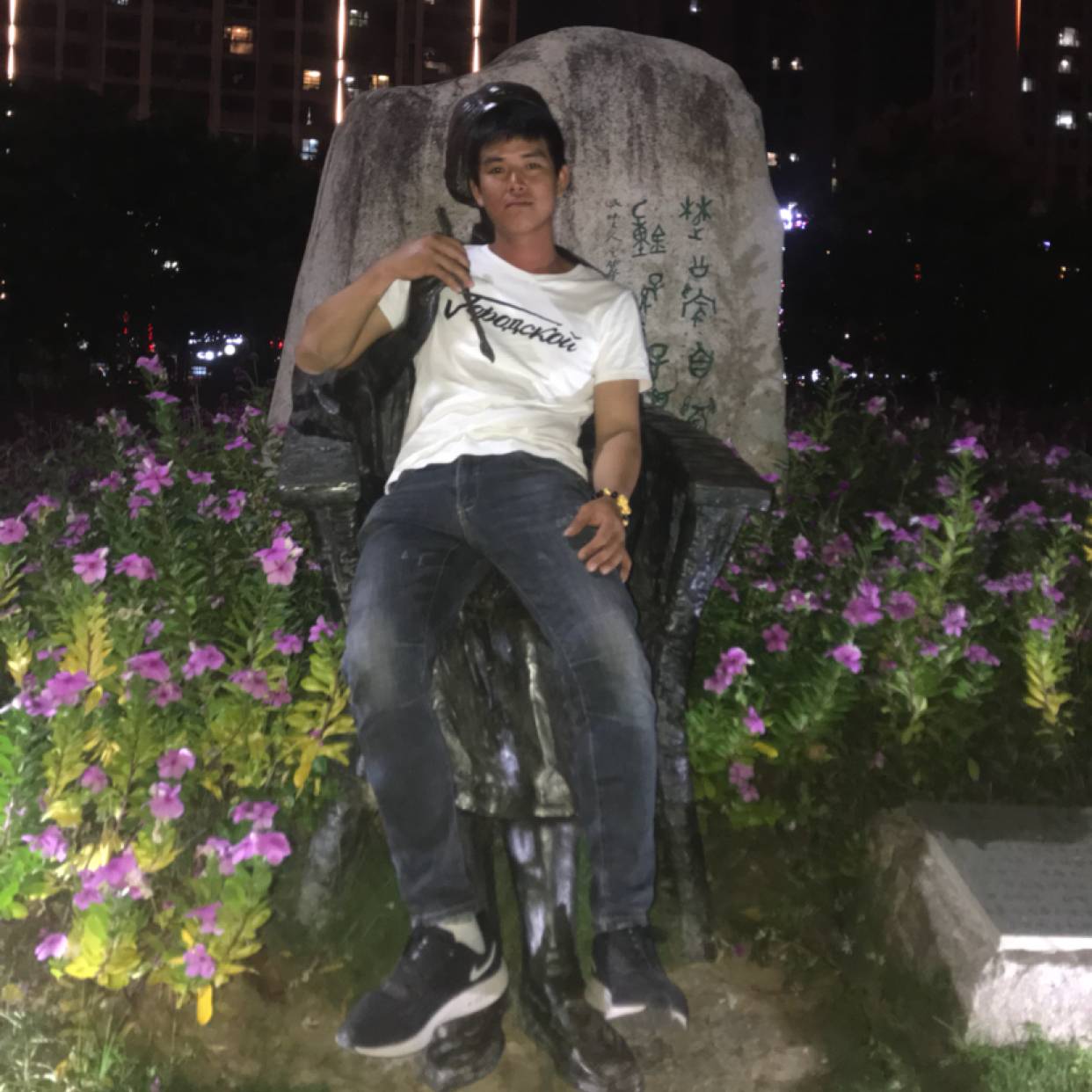 甜蜜深拥钢笔的照片