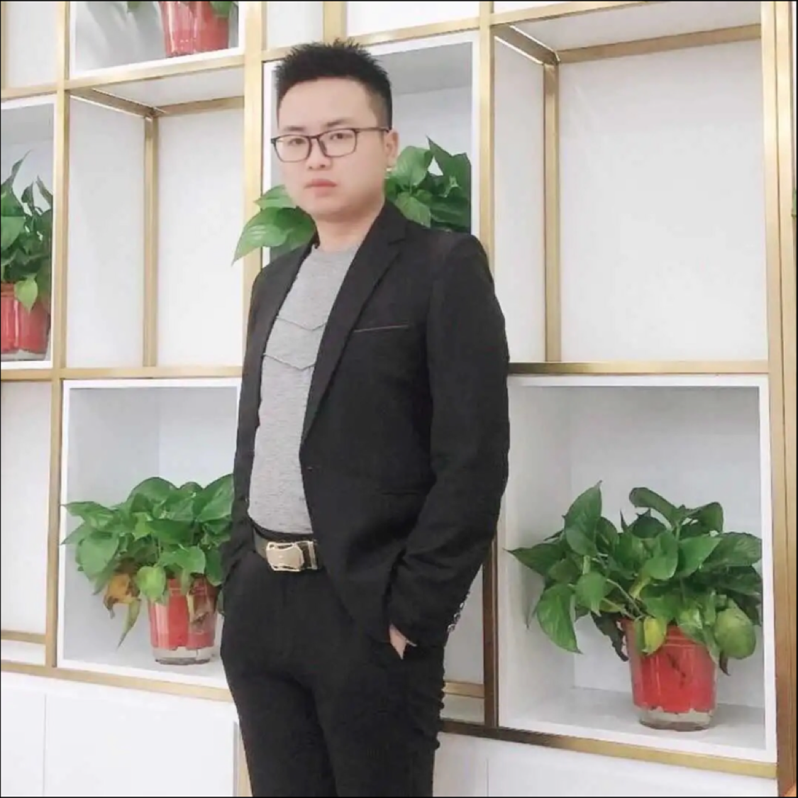 斑驳回眸西装的照片