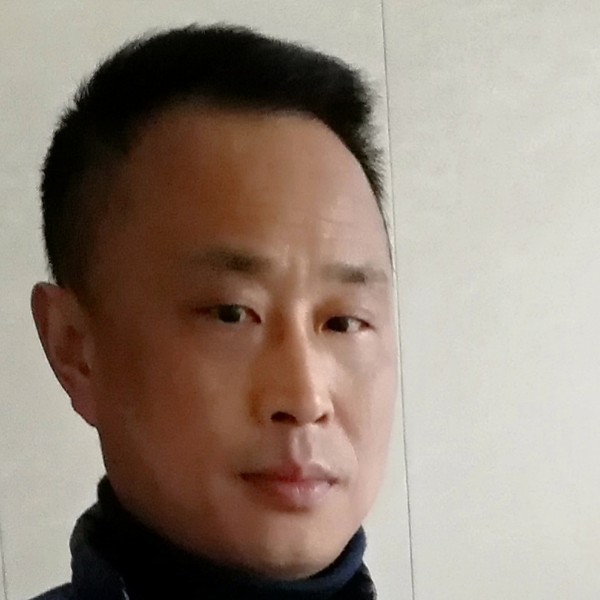 柜子笑耍酷的照片