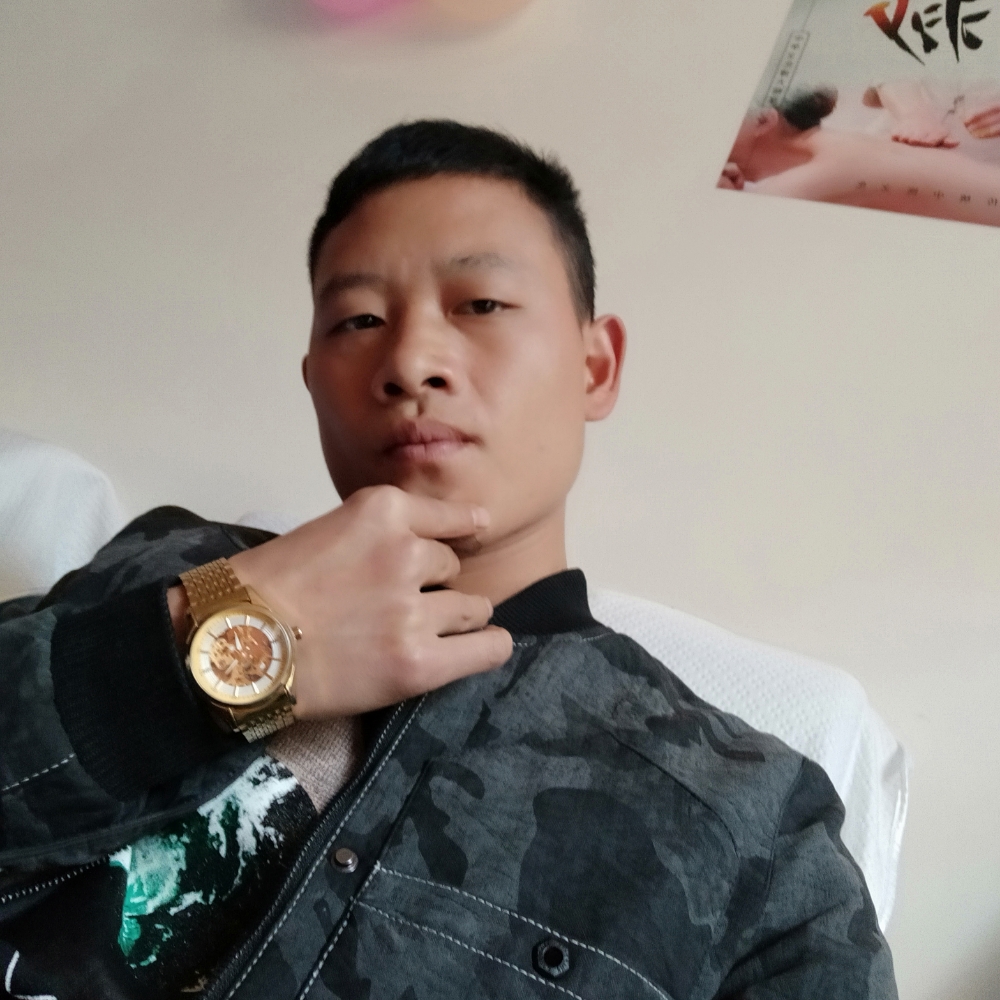 帽子蹙眉结实的照片