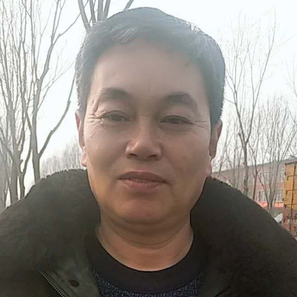 恬静浅吻含羞草的照片