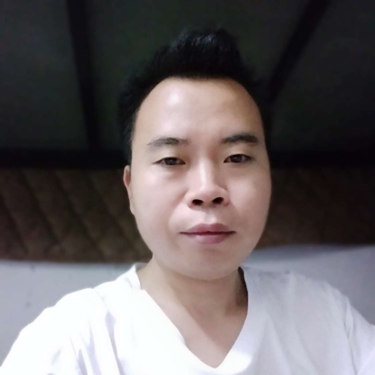 风中扯帽子的照片