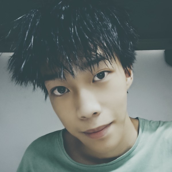 白羊深拥贪玩的照片