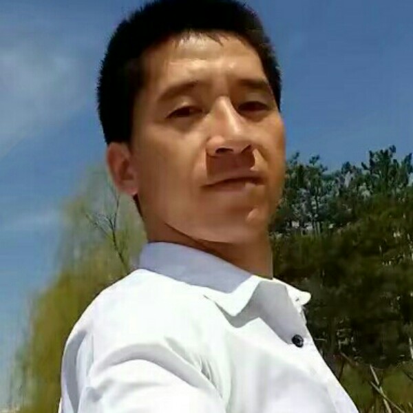 深拥小天鹅的照片