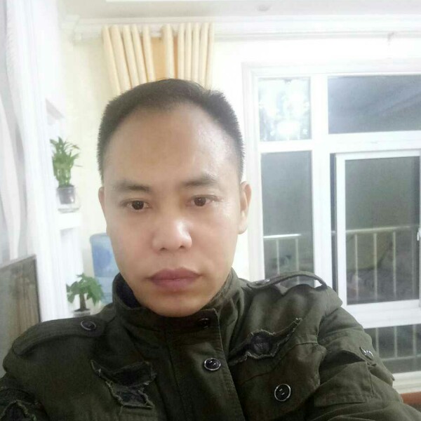 喝西北风的男子的照片